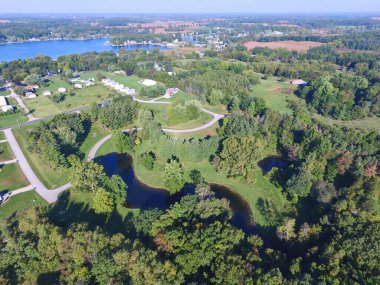 Fremont, Indiana, 2016 'daki Lush Green Landscape, Winding Waterways ve Residential Community' nin Hava Aracı Görünümü