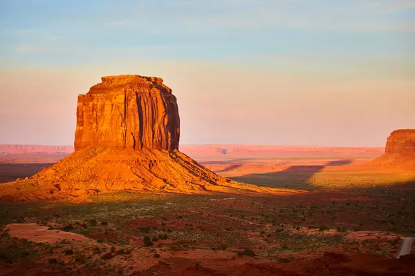 2016 'da geniş Arizona çölünün ortasında güneşbatımı anıt vadilerini aydınlatan heybetli kaya oluşumu