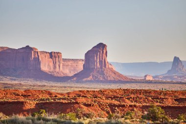 Arizonas Anıt Vadisi 'nde altın saat parıldıyor, 2016' da yüksek kırmızı kumtaşı kalçalar ve tasarruflarla sakin çöl manzarası var.