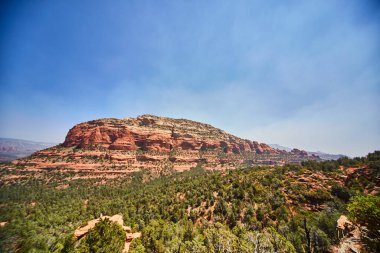 2016 'da açık mavi gökyüzü altında Arizonas Sedona çölünde muhteşem bir kırmızı kumtaşı oluşumu olan Devils Köprüsü' nün nefes kesici gündüz görüntüsü