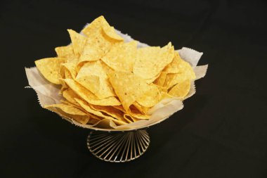 Dekoratif bir kasede gevrek altın tortilla cipsi, Meksika mutfağı ya da atıştırmalık konseptleri için ideal, Fort Wayne, Indiana, 2017