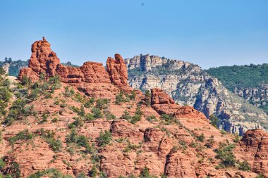 Sedonas İkonik Kızıl Kaya oluşumlarının Parlak Mavi Gökler Altında Nefes Kesen Manzarası, 2016