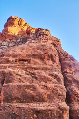 Bell Rocks 'un gündüz görüşü Sedona, Arizona' daki kırmızı katmanlı oluşumlar macerayı ve doğal güzelliği sembolize ediyor.