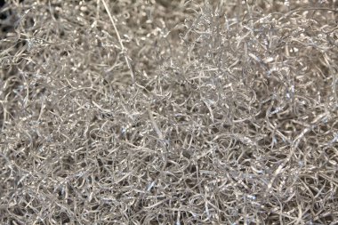 Işıldayan metal talaşları, Fort Wayne, Indiana 'daki endüstriyel süreçlerin büyüleyici yan ürünlerini gözler önüne sererek bu yakın perspektifte karmaşık desenler oluşturur..