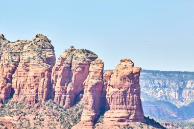 Görkemli Sedona kırmızı kaya oluşumları açık mavi gökyüzü altında, Amerika Birleşik Devletleri 'nin güneybatısının zamansız güzelliğini gözler önüne seriyor, 2016