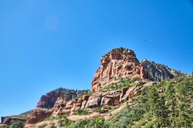 Sunny Sedona, Arizona, 2016 'da Görkemli Kızıl Kaya oluşumu - Kaygan Kaya Eyalet Parkı' nda Jeoloji ve Doğal Güzelliğin Canlı Gösterimi