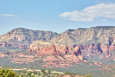 2016 'da Sedona, Arizona' nın gün ışığında berrak mavi gökyüzünün altında nefes kesen kızıl kaya oluşumları arasında yer alan sakin kasabayı gösteriyor.