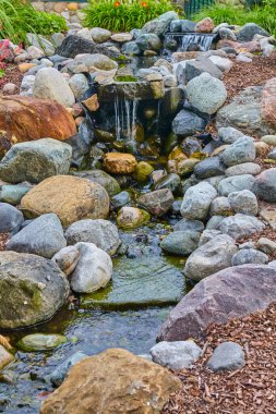 Fort Wayne 'deki Tranquil Garden Stream - Çam Vadisi Golf Sahasında Yeşillik Su Özellikli Huzurlu Su