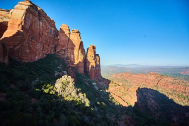 Sedona, Arizona 'daki Katedral Kayası' nın nefes kesici manzarası 2016 'da açık mavi gökyüzü altında görkemli kızıl kaya oluşumlarını gözler önüne seriyor.