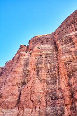Katedral Kayası, Sedona, Arizona 'da açık mavi gökyüzü altında kızıl kaya oluşumu, Amerika' nın güneybatısının engebeli güzelliğini ve jeolojik harikasını gözler önüne seriyor..