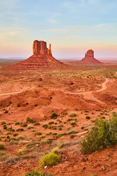 Majestuoso Amanecer Sobre Monument Valley Mittens Icónico Paisaje Del Desierto — Foto de Stock