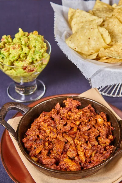 Vibrant Mexican Cuisine Displayed Spicy Meat Fresh Guacamole Crispy Tortilla — Stock Photo, Image