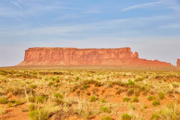Majestic Sandstone Mesa Dominates Vast Desert Landscape Arizonas Monument Valley — Stock Photo, Image