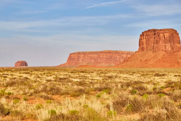 Breathtaking View Towering Buttes Arizonas Monument Valley Showcasing Rugged Beauty — Stock Photo, Image