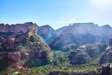 Sedonas 'ın kızıl kaya oluşumları ve yemyeşil ormanlarının güneşli gündüz manzarası, Arizona, 2016