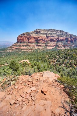 Sedona, Arizona, 2016 'daki Devils Köprüsü' nün gündüz görüntüsü - canlı kızıl kaya oluşumları, çöl bitkileri ve maceralı patikalar.