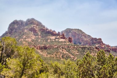 Majestic 2016 Sedona Dağ Sırası, Arizona Açık mavi gökyüzü altında Devils Köprüsü 'nün engebeli yabanı sergileniyor