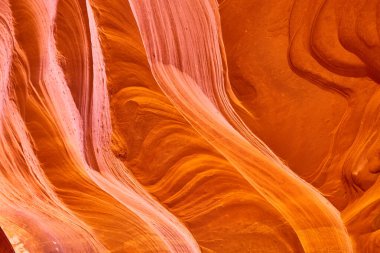 Arizona, Antilop Kanyonu 'ndaki kumtaşından oluşmuş karmaşık desenlerin ve sıcak renklerin yakın görüntüsü çöl jeolojisinin ebedi güzelliğini vurguluyor..