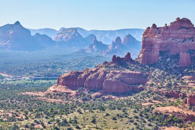 Sedona, Arizona, 2016 'da yükselen kızıl kaya oluşumları, yemyeşil vadi komşuları ve açık mavi gökyüzünün muhteşem hava manzarası