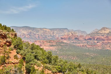 Arizonas Sedona Devils Köprüsü 'nün nefes kesici görüntüsü, açık mavi gökyüzü altında katmanlı kırmızı kaya oluşumları sergileniyor, 2016