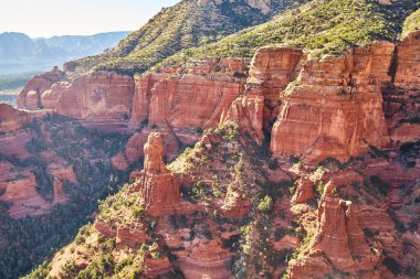 Sedonas Görkemli Kızıl Kaya Kanyonları Güneş Işığı Hava Manzarası, Arizona, 2016 Jeoloji ve Bitkilerin Çarpıcı Harmanı