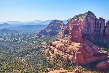 Sedona, Arizona 'daki görkemli kızıl kaya oluşumlarının havadan görünüşü Amerikan Güneybatı jeolojisinin katıksız güzelliğini gözler önüne seriyor.
