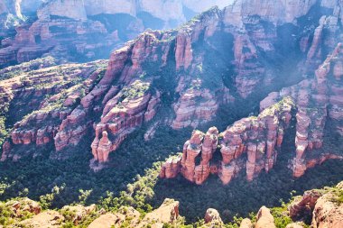 Sedona, Arizona, 2016 'da Sunlit Red Rock Kanyonları ve Yeşillik Hava Görüntüsü