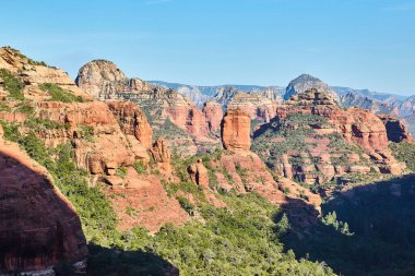 Sedona, Arizona 'daki Canlı Kızıl Kaya oluşumlarının Havadan Görünümü - Doğal Güzellik ve Jeolojinin Gösterimi