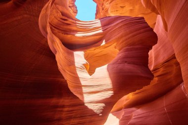 Arizona 'daki Antilop Kanyonları' nın kırmızı-turuncu kaya oluşumlarının nefes kesici görüntüsü, erozyon ve zaman aralığında sanatsal özellikler sergiliyor, 2016