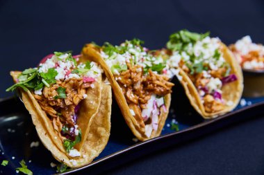 Fort Wayne Indiana Bar, 2017 Meksika Mutfağı 'nda servis edilen canlı tavuk tacoları.