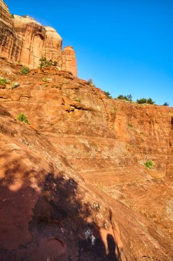 2016 'da Katedral Kayası, Sedona, Arizona' nın gündüz manzarası - canlı mavi gökyüzü altında yükselen kızıl kaya oluşumlarıyla çarpıcı bir çöl manzarası.