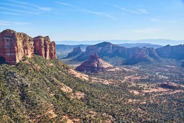 Sedona, Arizona 'daki Görkemli Kızıl Kayalıkların Hava Görüntüsü 2016' da bir helikopterden alındı.