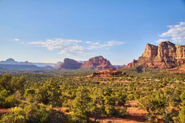 Arizona 2016 'da, açık mavi gökyüzü altında canlı çöl manzarasının ortasındaki Sedonas Bell Kayası' nın nefes kesici gündüz görüntüsü