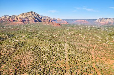 Sedona, Arizona 'daki Lush Desert Landscape ve Red Rock Formasyonlarının Havadan Görünümü