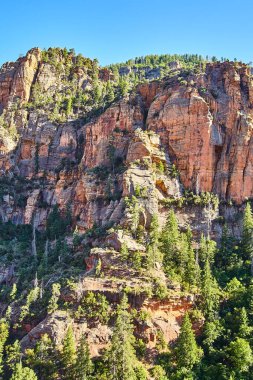 Sedona, Arizona 'daki Kırmızımsı Kahverengi Kayalıkların ve Yoğun Evergreens' in Hava Görüntüsü 2016 'da Yakalandı