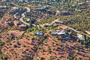 Sunlit Arizona Banliyö Mahallesi 'nin Hava Görüntüsü Arid Çöl Manzarası ile Birleşiyor, 2016