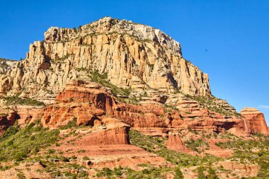 Sedona, Arizona 'da, açık mavi gökyüzü altında 2016' da bir helikopterden alınan görkemli kızıl kaya oluşumlarının nefes kesici görüntüsü.