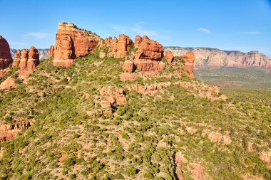 Berrak Mavi Gök altında Sedonas Kızıl Kaya oluşumlarının nefes kesici hava görüntüsü, Arizona, 2016