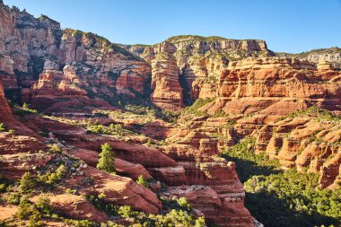 Sedona, Arizona 'daki canlı kırmızı kaya oluşumlarının nefes kesici hava görüntüsü, 2016' da çölün el değmemiş doğasının güzelliğini gözler önüne seriyor..