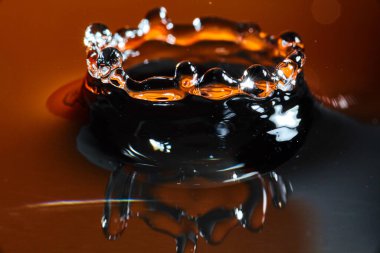 Kıtır Yüksek Hızda Su Damlasının Çarpması ve Sıçratması, Stüdyo Ayarlarında Akışkan Dinamikleri Gösterme, Fort Wayne, Indiana, 2017