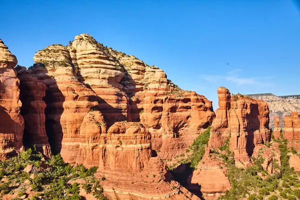 Sedona, Arizona 'da katmanlı kırmızı kaya oluşumunun nefes kesici hava görüntüsü, 2016' da helikopterle yakalandı..