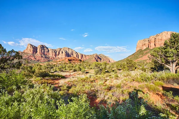 Breathtaking Daytime View Bell Rocks Red Formations Lush Greenery Clear — Stock Photo, Image