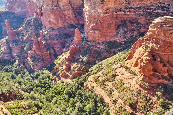 Midday View Sedonas Iconic Red Rock Formations Towering Verdant Desert — Stock Photo, Image