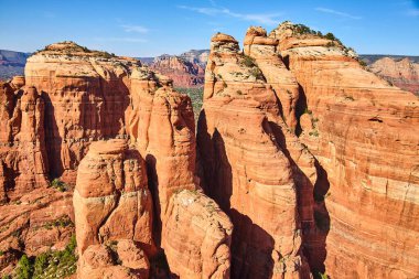 Sedona, Arizona 'daki Görkemli Kızıl Kaya oluşumlarının Açık Mavi Gökyüzü Altında Hava Görüntüsü, 2016