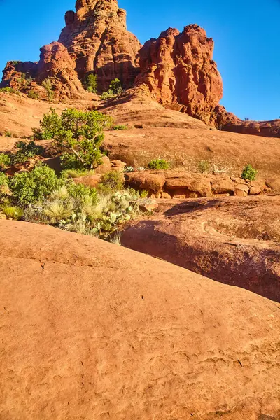 Vivid Daytime Shot Majestic Bell Rock Sedona Arizona Showcasing Geological — Stock Photo, Image