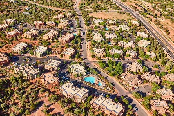 Sedona, Arizona 'da Sunny Southwestern Suburban Mahallesi Hava Görüntüsü Ayırıcı Terracotta Mimari ve Yüzme Havuzu, 2016