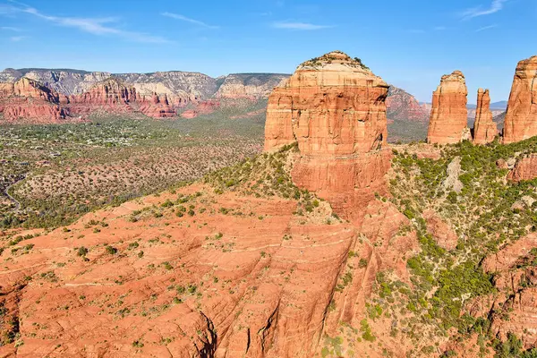 Sedonas Kızıl Kaya oluşumlarının nefes kesici hava manzarası, Arizona 2016 - Görkemli Çöl manzarası