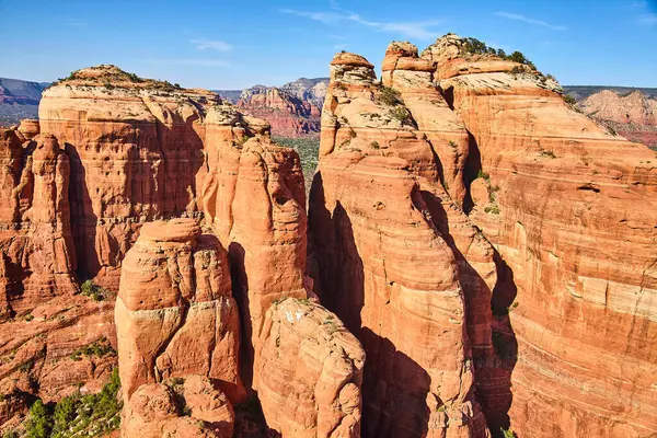 Sedona, Arizona 'daki Görkemli Kızıl Kaya oluşumlarının Açık Mavi Gökyüzü Altında Hava Görüntüsü, 2016