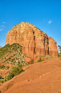 Bell Rock, Sedona Arizona 'da Mavi Gökyüzü altında Görkemli Kırmızı Kum Taşı oluşumu