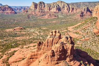 Arizona 2016, açık mavi gökyüzü altında Sedonas kızıl kaya oluşumları ve yemyeşil bitki örtüsü nefes kesici hava manzarası